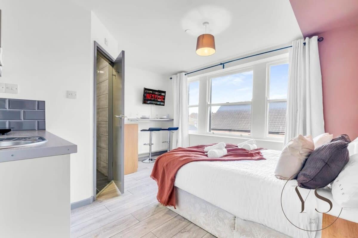 Sienna Longton Studio 2D - Wi-Fi, Alton Towers, Netflix Stoke-on-Trent Экстерьер фото