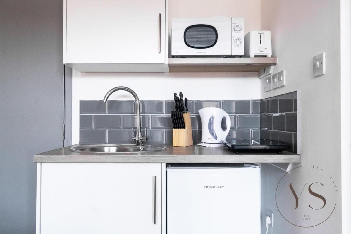 Sienna Longton Studio 2D - Wi-Fi, Alton Towers, Netflix Stoke-on-Trent Экстерьер фото