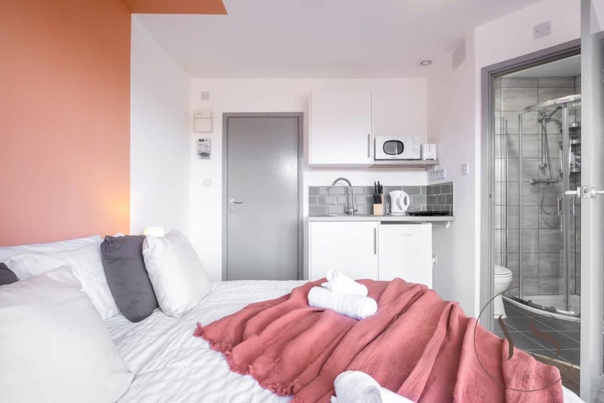 Sienna Longton Studio 2D - Wi-Fi, Alton Towers, Netflix Stoke-on-Trent Экстерьер фото