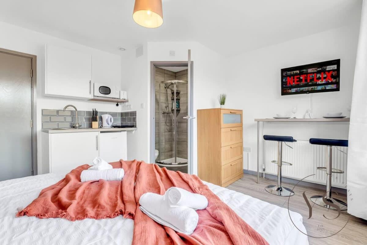 Sienna Longton Studio 2D - Wi-Fi, Alton Towers, Netflix Stoke-on-Trent Экстерьер фото