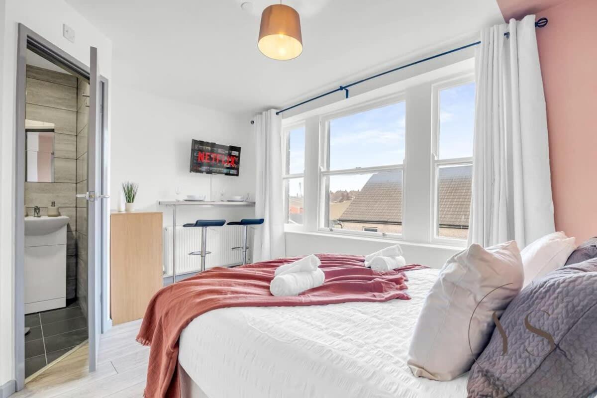 Sienna Longton Studio 2D - Wi-Fi, Alton Towers, Netflix Stoke-on-Trent Экстерьер фото